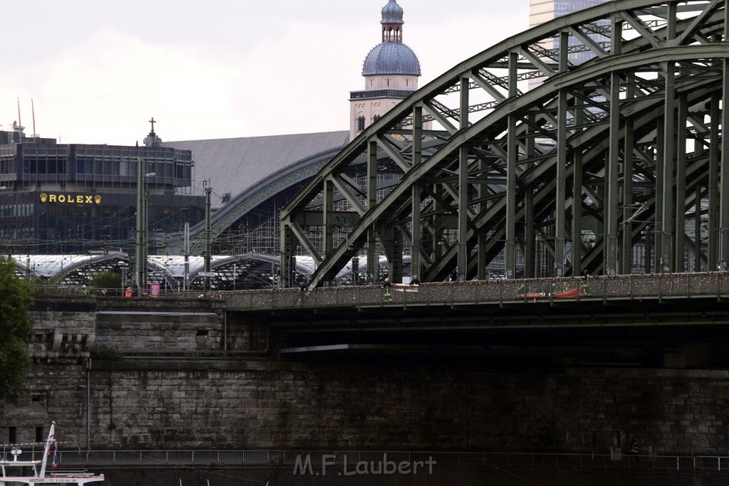 PSpringt kein Suizid Brueckenspringer Koeln Hohenzollernbruecke P256.JPG - Miklos Laubert